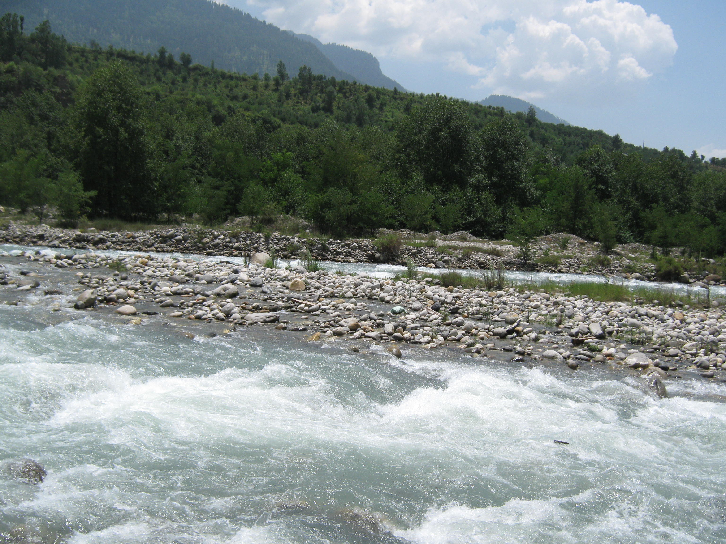 https://d3r8gwkgo0io6y.cloudfront.net/upload/Beas river01.jpg